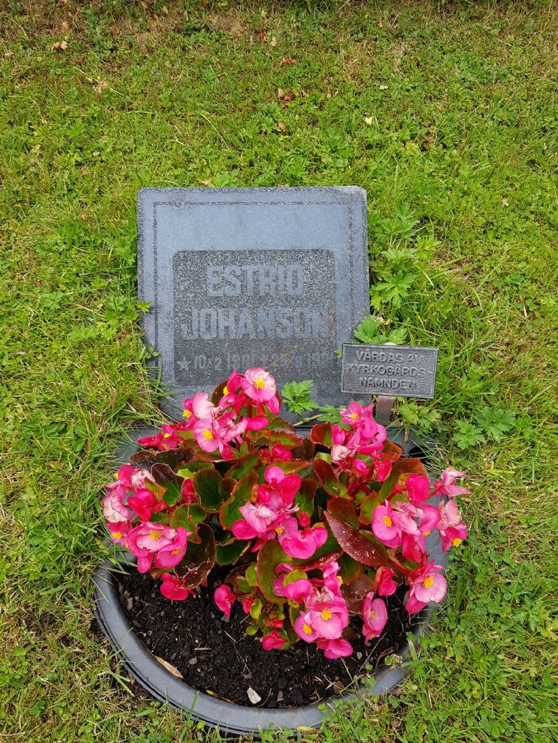 Jans älskade lillasyster Estrid är begravd på kyrkogården i Övergran. 